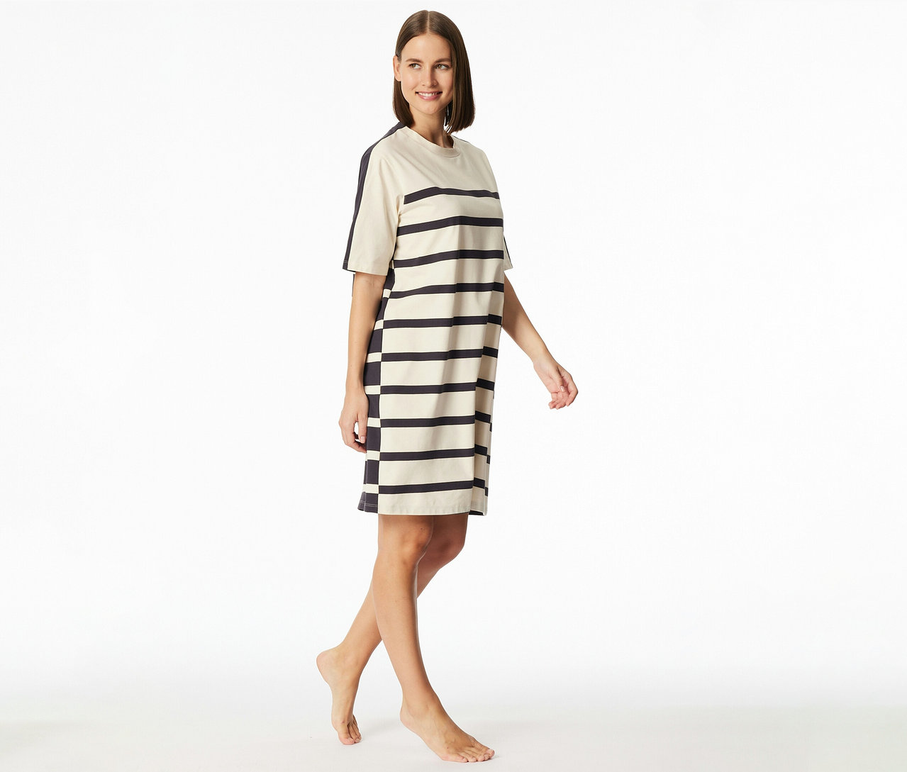 Femme souriante portant une chemise de nuit SCHIESSER rayée à manches courtes, arrivant aux genoux.