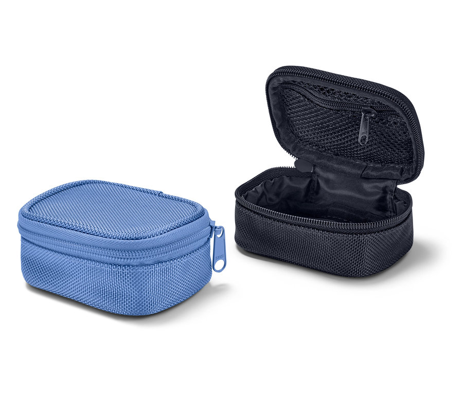 Deux mini-trousses de voyage : une bleue fermée et une noire ouverte avec une poche en filet.