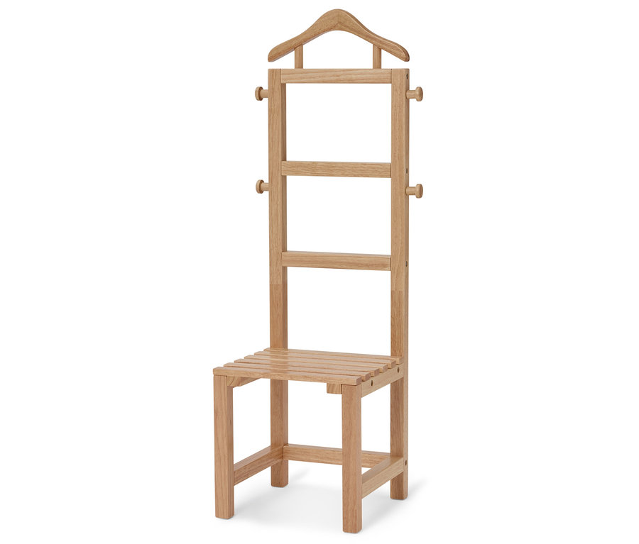 Une chaise en bois avec un porte-manteau intégré sur fond blanc.