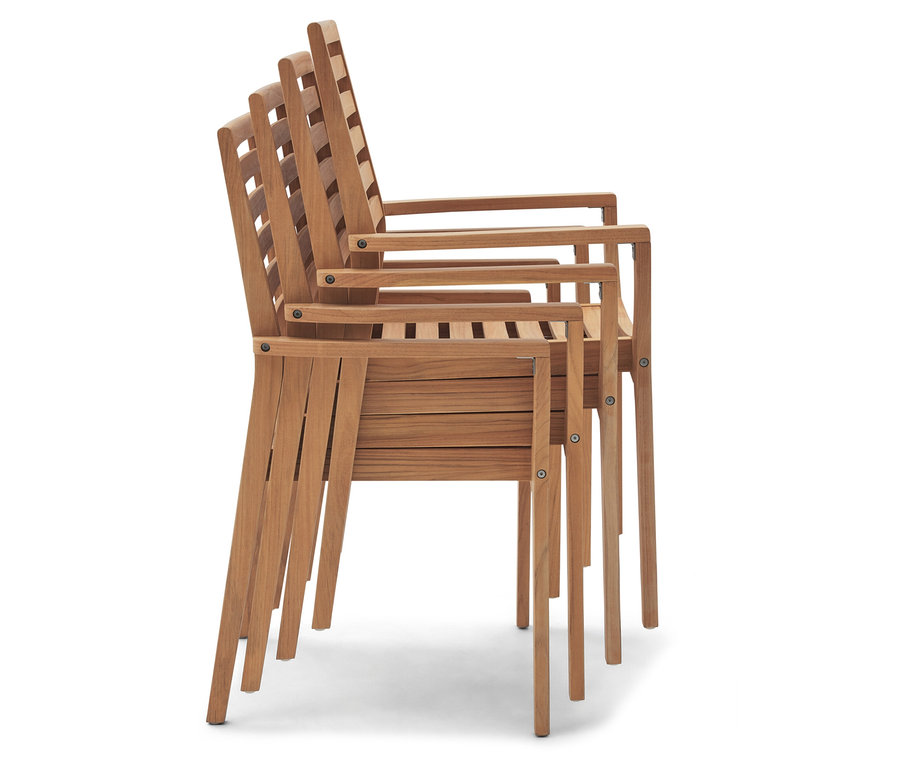 Pile de quatre chaises en bois avec accoudoirs.