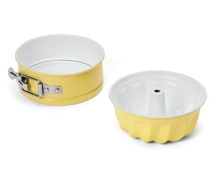 Deux moules à pâtisserie jaunes sur fond blanc.