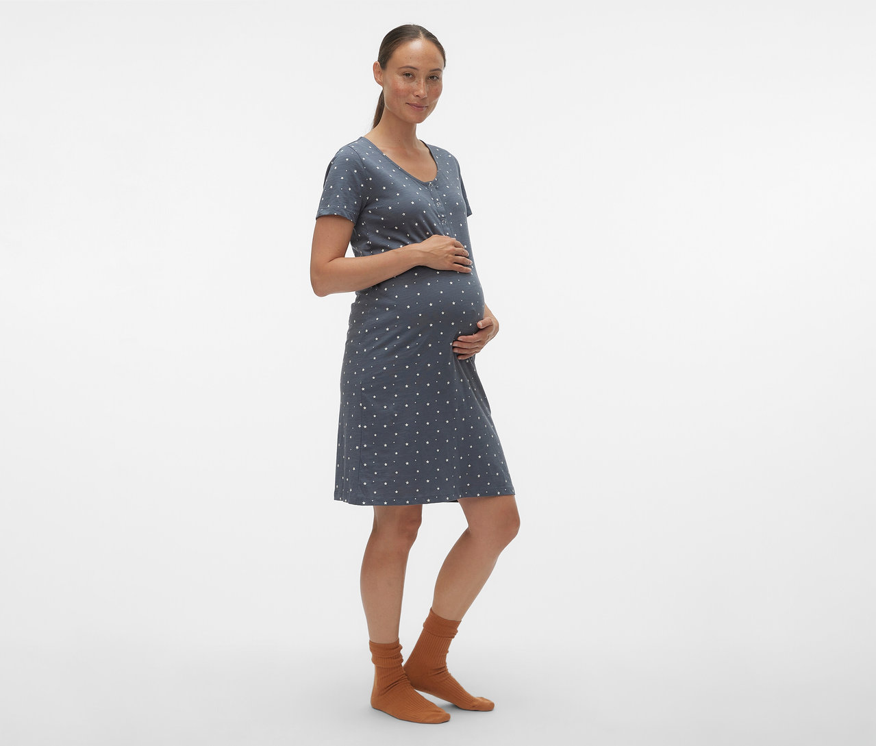 Femme enceinte tenant son ventre et portant une chemise de nuit bleue à pois blancs MAMALICIOUS «
MLMIRA
».