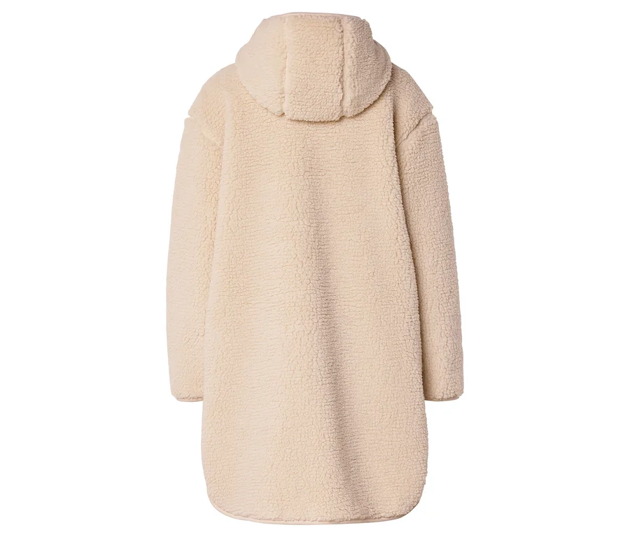 Vue arrière d'un long manteau en polaire teddy beige avec capuche.