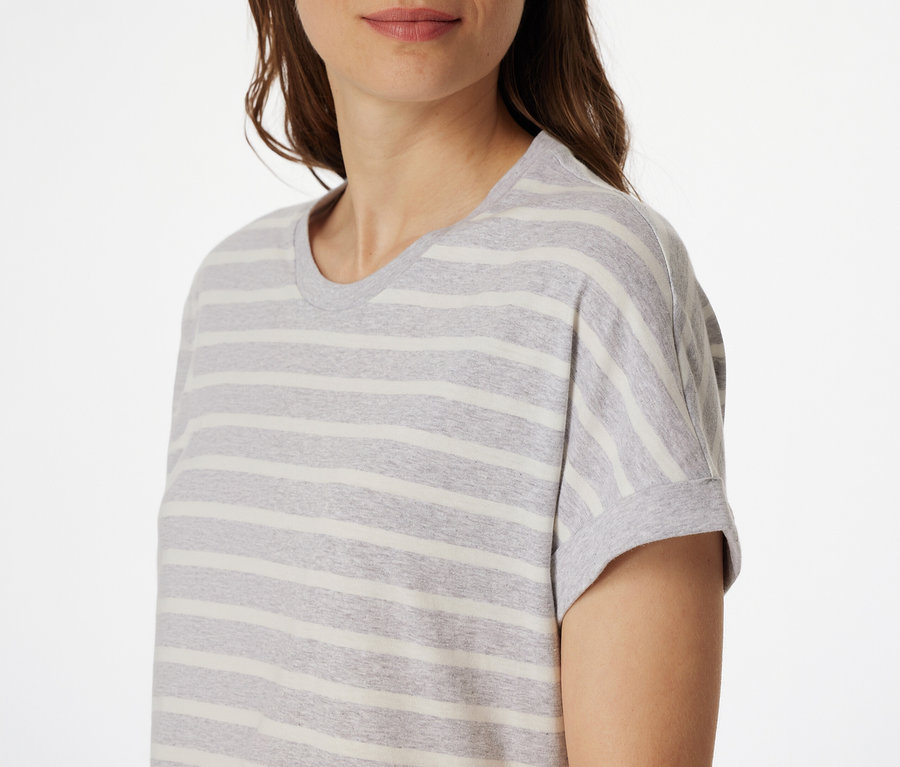 Femme portant une chemise de nuit SCHIESSER à manches courtes rayée.