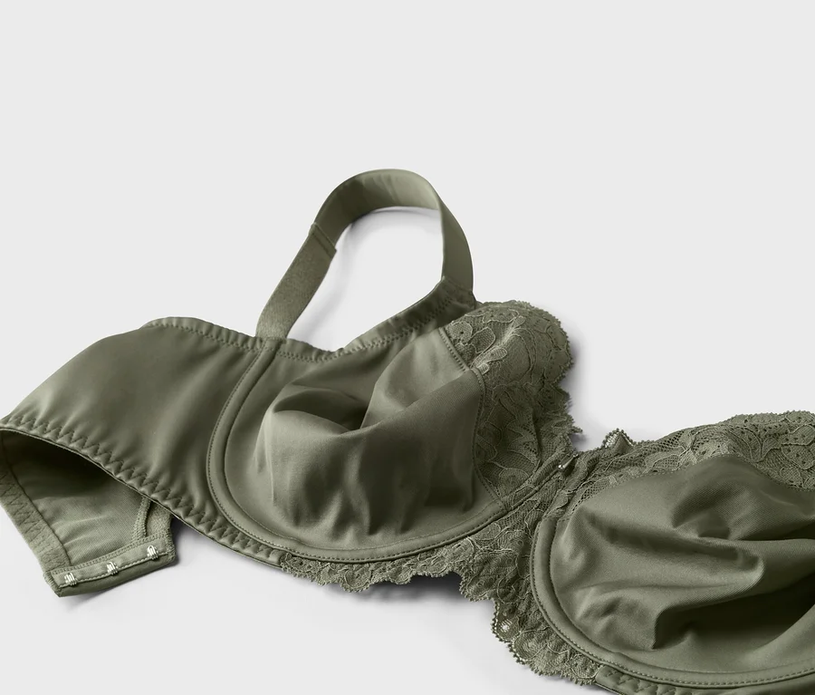 Gros plan d'un soutien-gorge vert olive avec de la dentelle sur l'armature et le haut du bonnet.