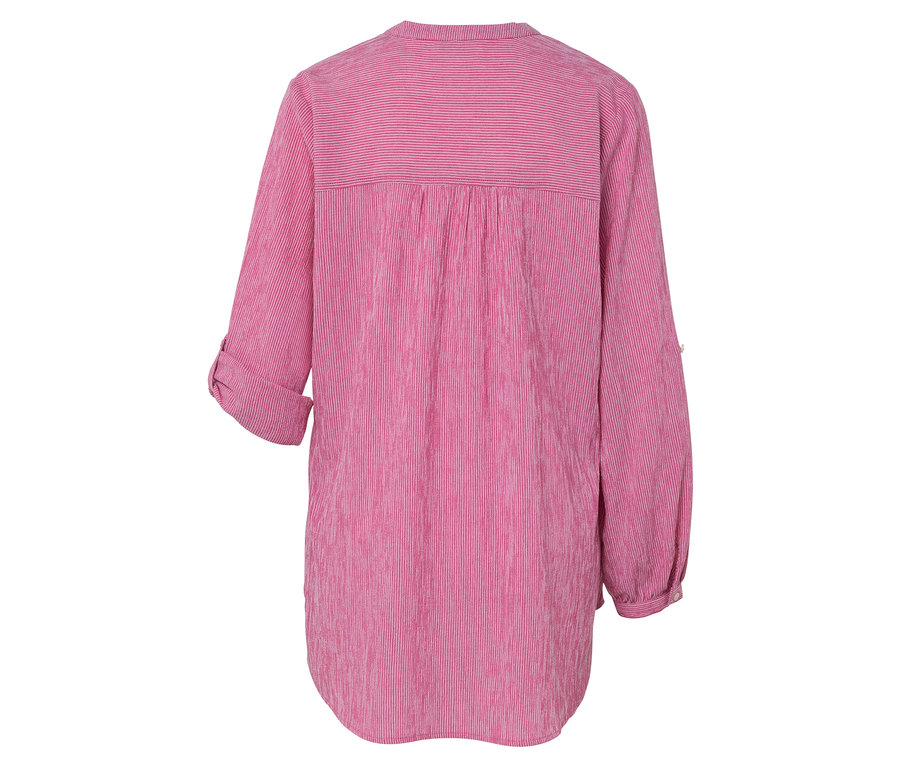 Vue arrière d'une chemise rose rayée à manches longues.