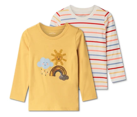 Deux t-shirts à manches longues pour enfants sont posés l'un sur l'autre. Le t-shirt jaune a un nuage, un soleil et un arc-en-ciel imprimés. L'autre t-shirt est blanc avec des rayures horizontales.