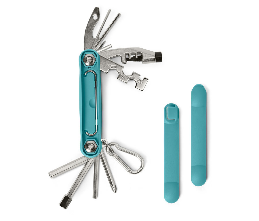 Un outil multifonction avec un manche bleu et des outils argentés est posé à côté de deux démonte-pneus bleus sur un fond blanc.