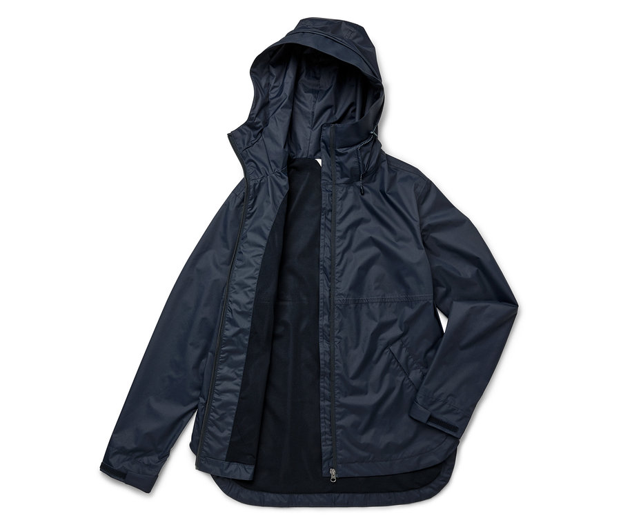 Veste de pluie bleu marine ouverte avec capuche et doublure foncée.