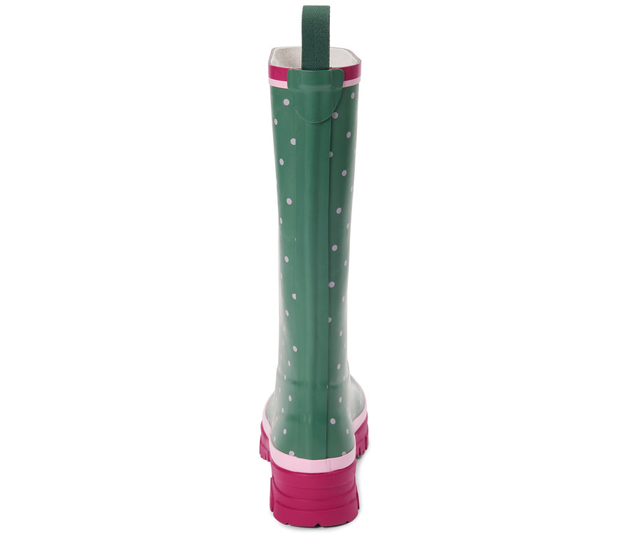 Une botte en caoutchouc verte à pois roses et à semelle rose se dresse sur un fond blanc.