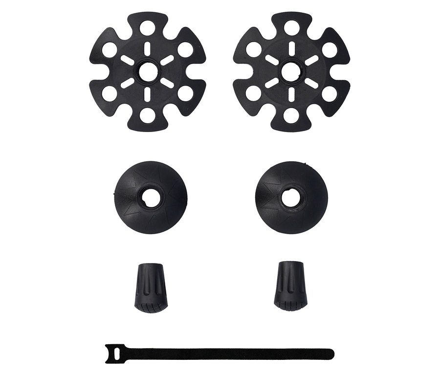 Divers embouts de bâtons de randonnée noirs et une bande velcro reposent sur un fond blanc.