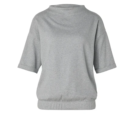 Sweat-shirt gris à manches courtes et col montant.