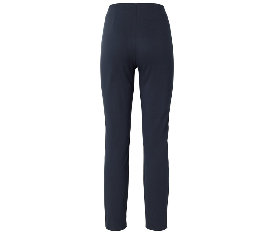 Pantalon de femme bleu foncé et étroit sur fond clair.