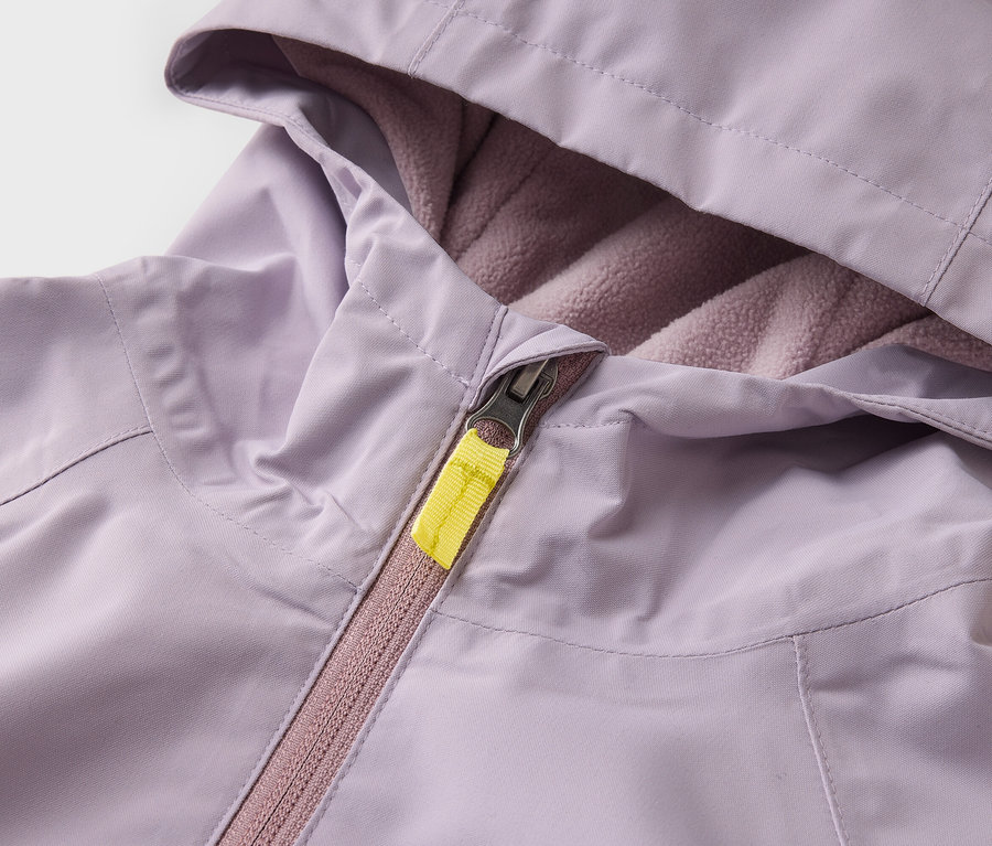 Gros plan d'une veste violette à capuche avec fermeture éclair.