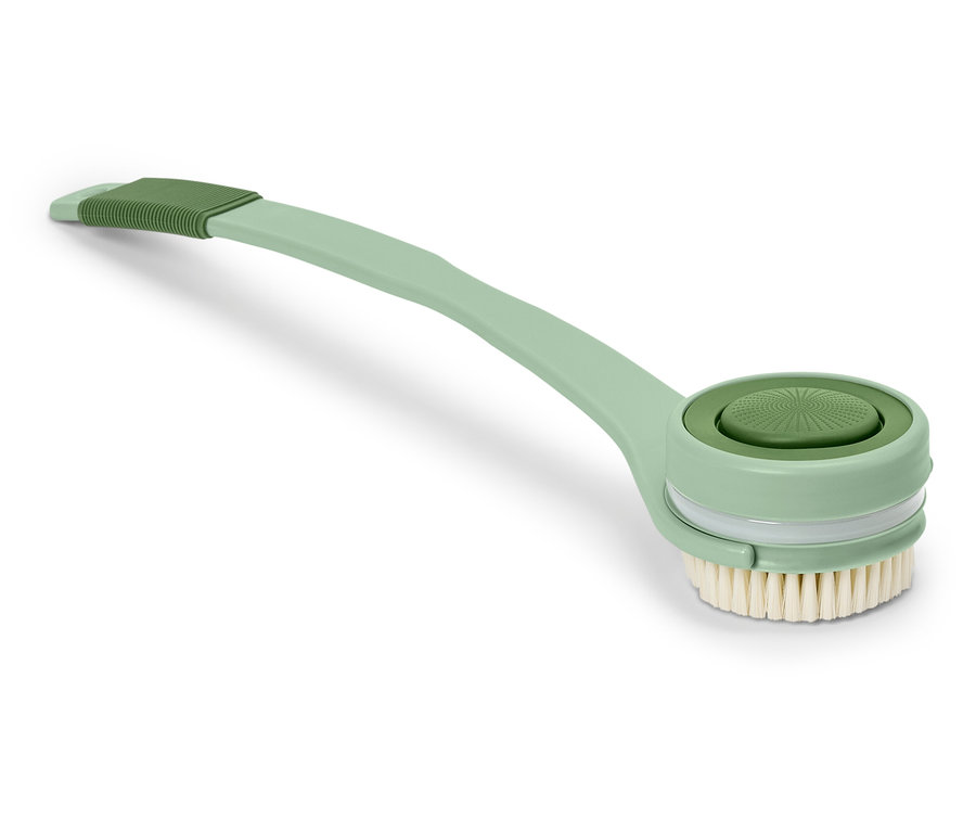 Une brosse à dos vert clair avec un long manche est disposée en diagonale sur un fond blanc.