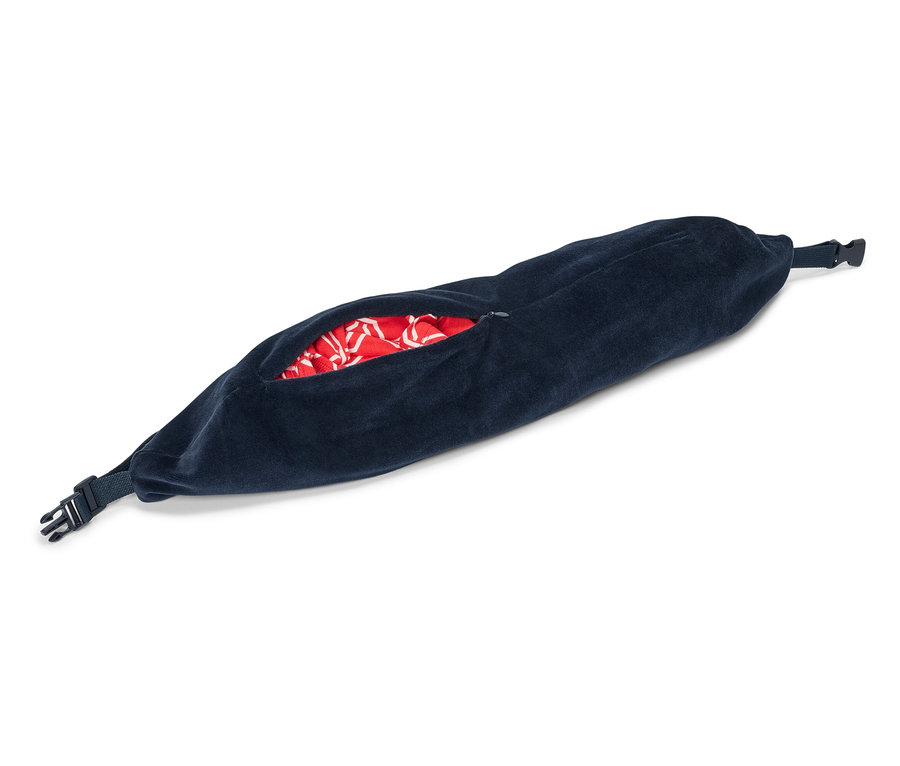 Un sac banane bleu marine repose sur un fond blanc, avec une poche zippée partiellement ouverte révélant un tissu rouge à motif blanc.