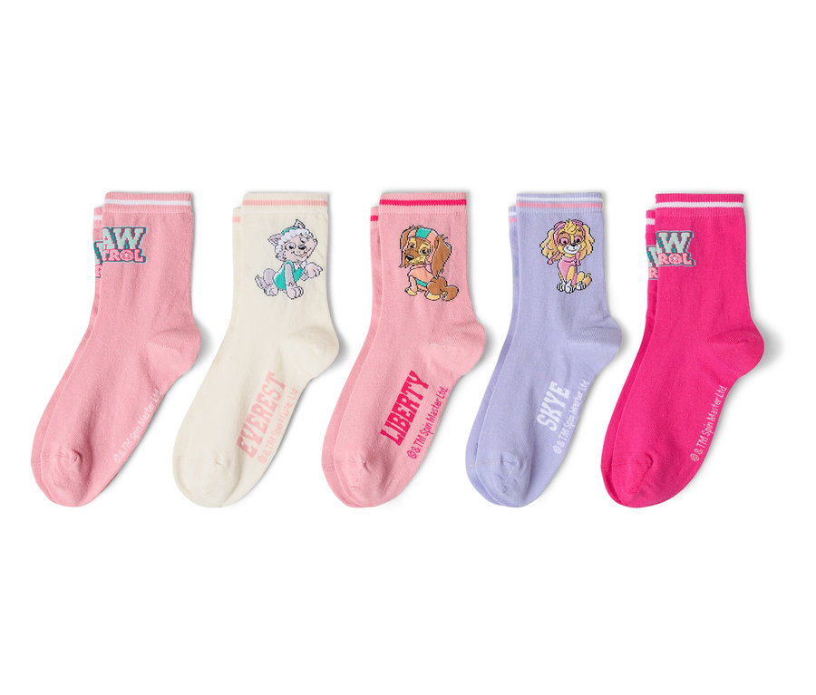 Cinq paires de chaussettes de différentes couleurs avec des motifs Pat' Patrouille sont côte à côte.