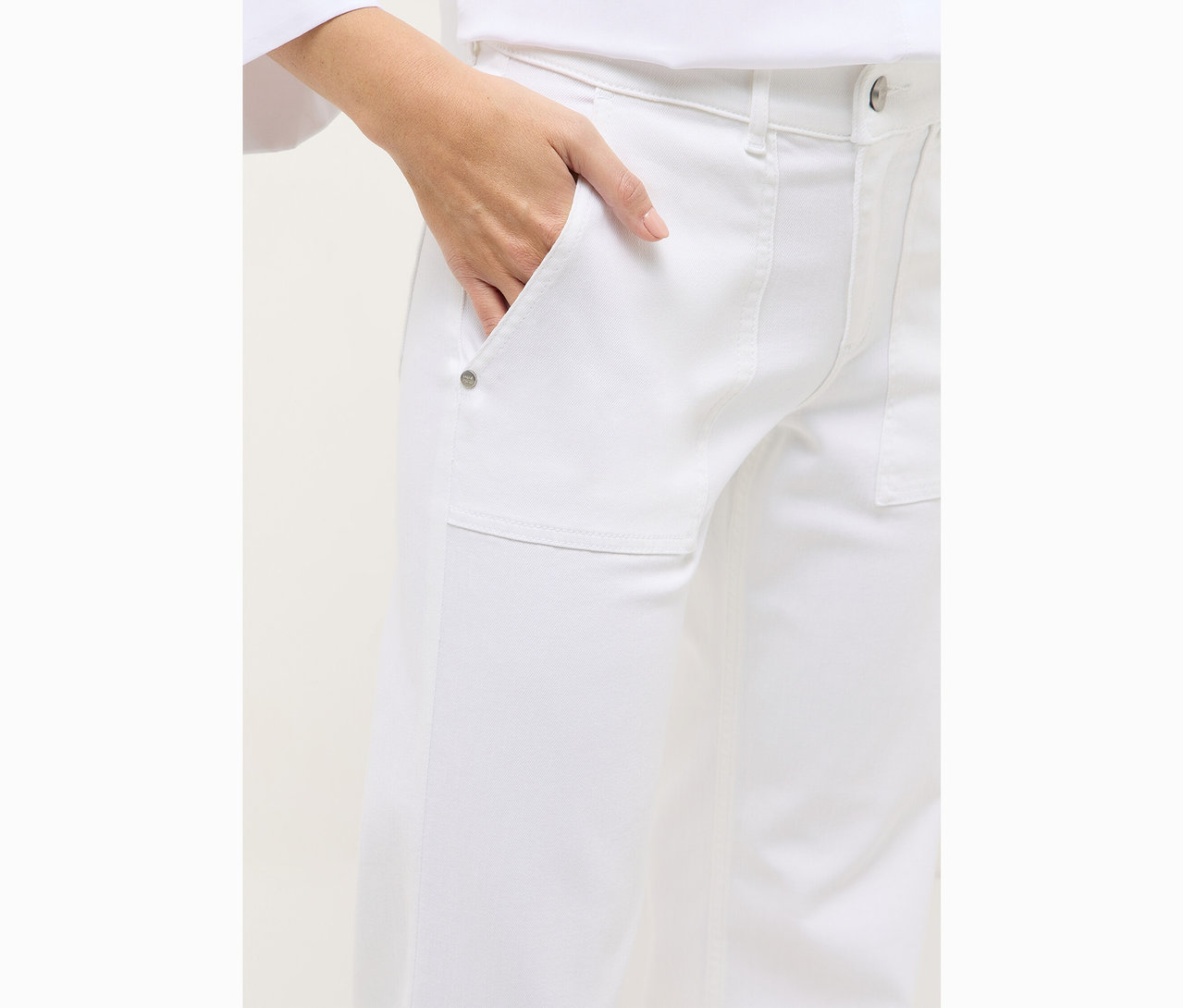 Une main dans la poche du jean blanc Angels Denim « Liz Urban » Wide Leg.