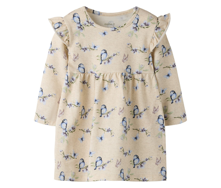 La robe pour bébé NAME IT est beige clair avec des imprimés d'oiseaux, de fleurs et de papillons, des manches longues et des volants aux épaules.