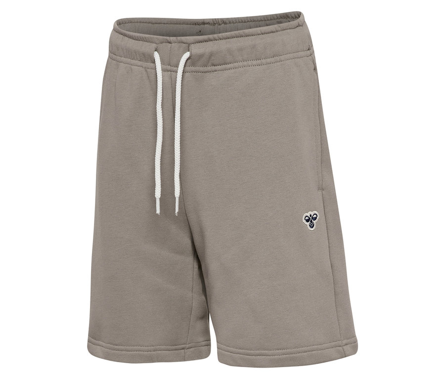 Short de survêtement ample hummel® HMLJR marron avec cordons blancs sur fond blanc.