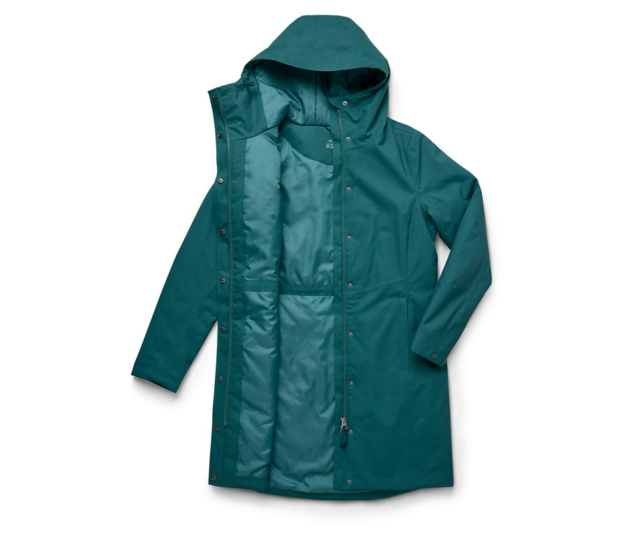 Un imperméable ouvert vert émeraude avec une capuche posé à plat sur un fond blanc.