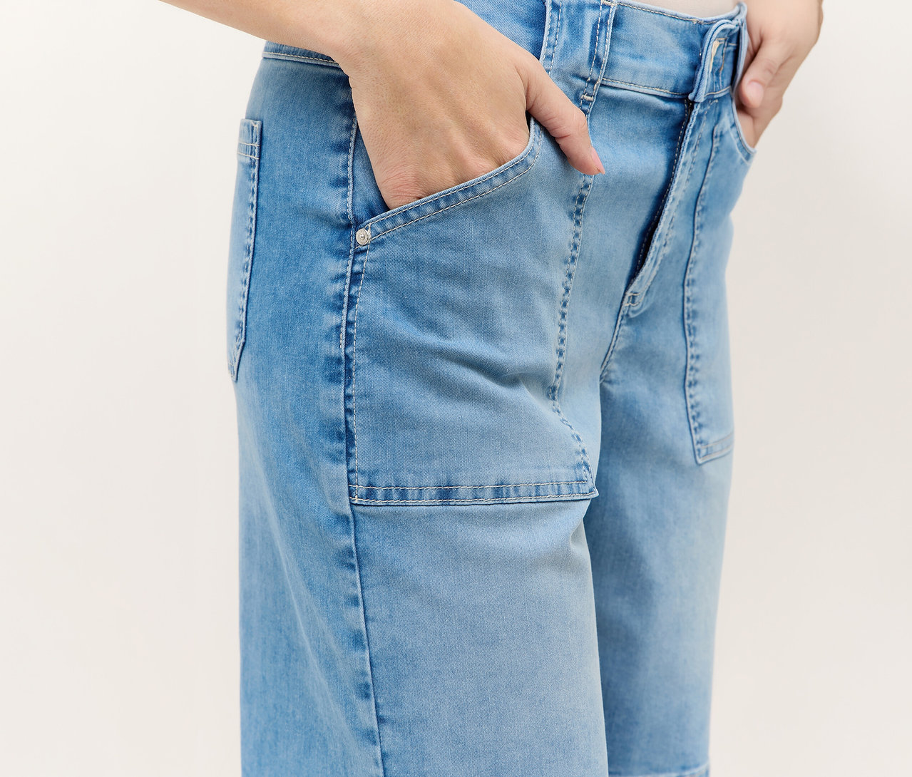 Personne portant un short bleu Angels Denim «
Lia Urban
» avec les mains dans les poches.