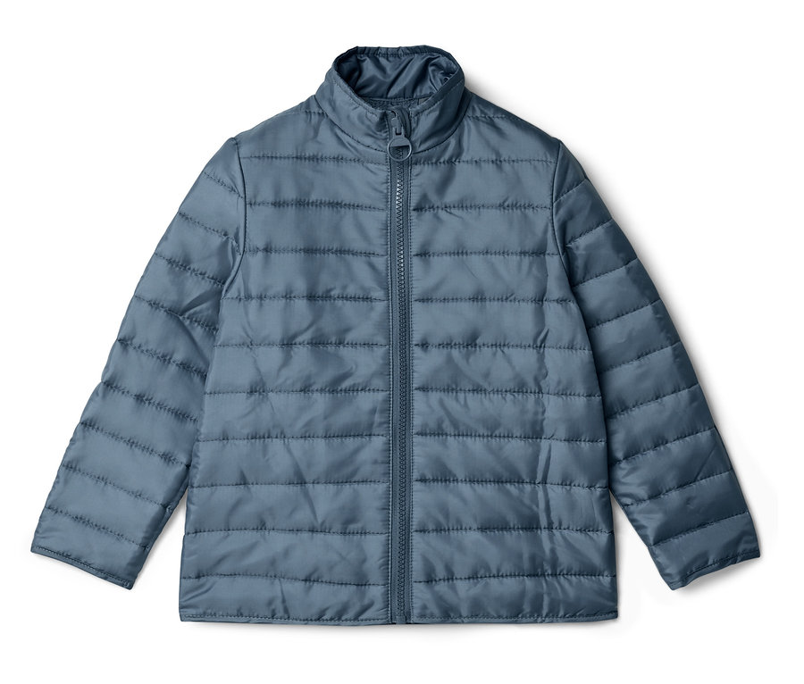 Une veste bleue matelassée avec fermeture éclair est posée sur un fond blanc.