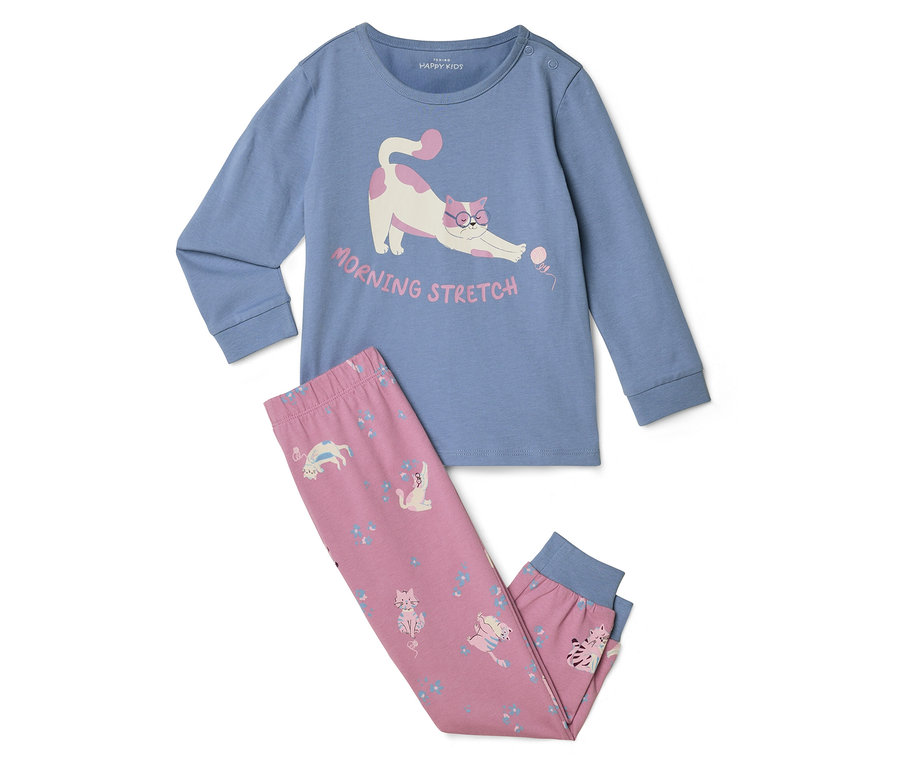 Pyjama bleu clair à manches longues et pantalon. Le haut représente un chat blanc et rose s'étirant avec le texte "MORNING STRETCH". Le pantalon rose est orné de petits chats et de fleurs bleues.