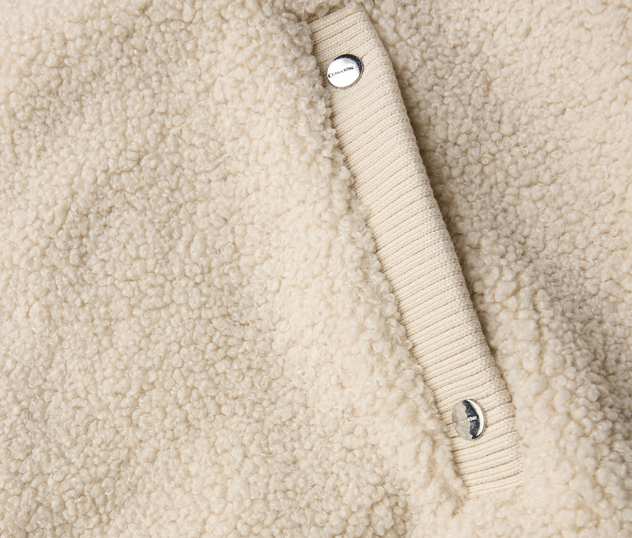 Gros plan sur une veste en teddy Street One avec fermeture boutonnée.