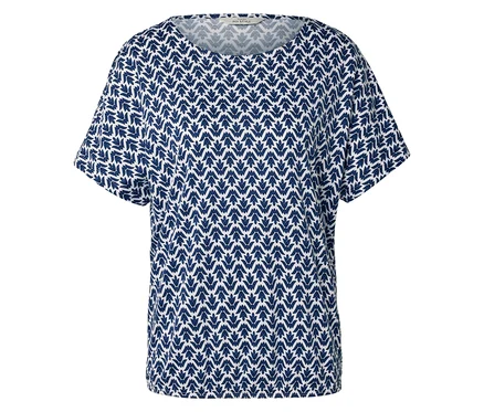 Un t-shirt bleu et blanc avec un motif de feuilles est visible sur un fond blanc.