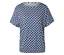 Un t-shirt bleu et blanc avec un motif de feuilles est visible sur un fond blanc.