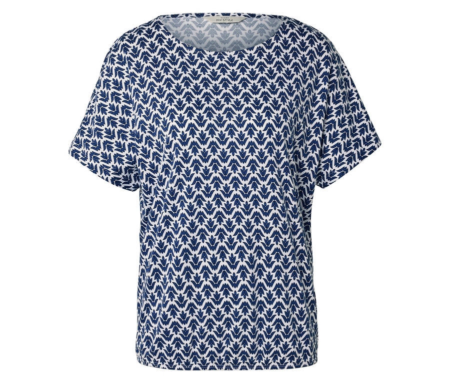 Un t-shirt bleu et blanc avec un motif de feuilles est visible sur un fond blanc.