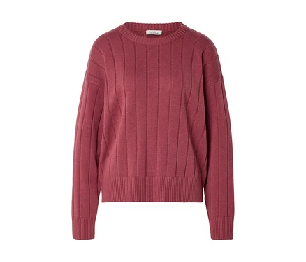 Pull rose-rouge à manches longues avec un col rond et une texture côtelée verticale sur le corps, et des poignets et un ourlet côtelés horizontaux.
