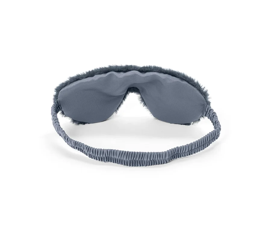Masque de sommeil gris avec bordure moelleuse et bande élastique froncée, sur fond blanc.