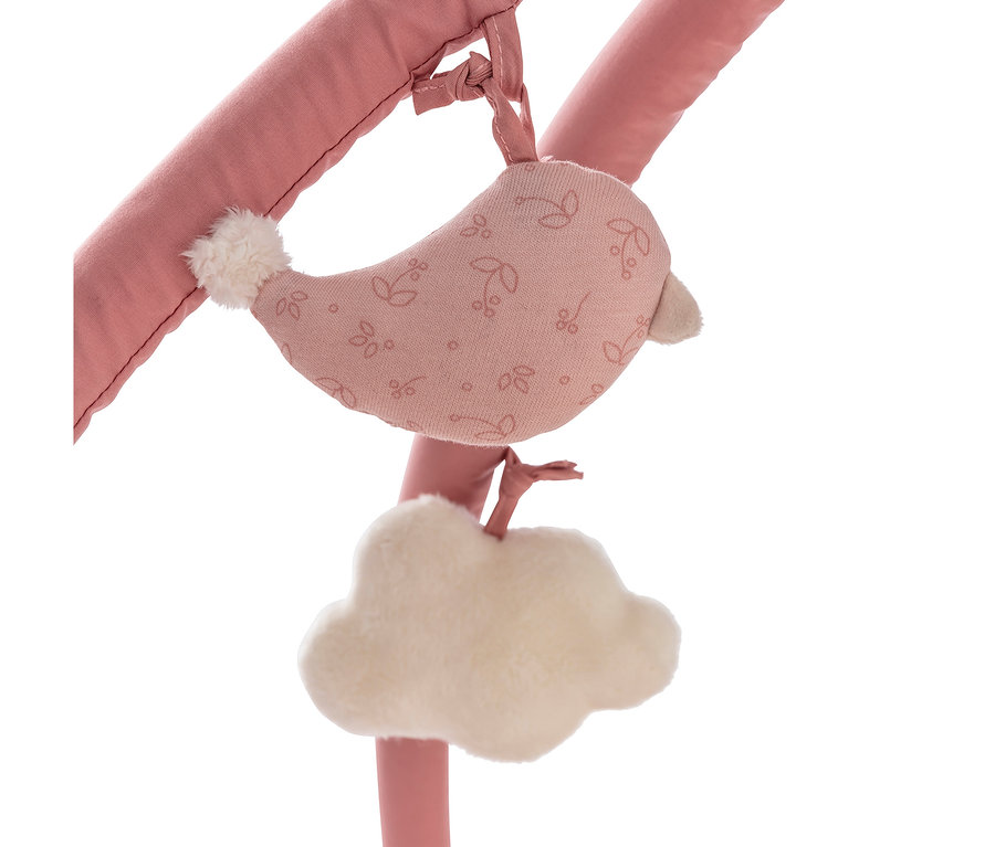 Deux jouets pour bébé, un oiseau rose à motif de feuilles et un nuage blanc moelleux, suspendus à une barre rose rembourrée.