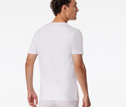 Homme de dos, la tête tournée vers la droite, portant un t-shirt SCHIESSER blanc et un boxer blanc.