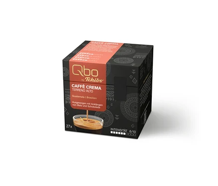 Boîte noire de capsules de café Qbo Caffè TERRENO ALTO avec bande rouge, logo de la marque et image de café coulant dans une tasse. Contient 27 capsules, intensité 6/10.