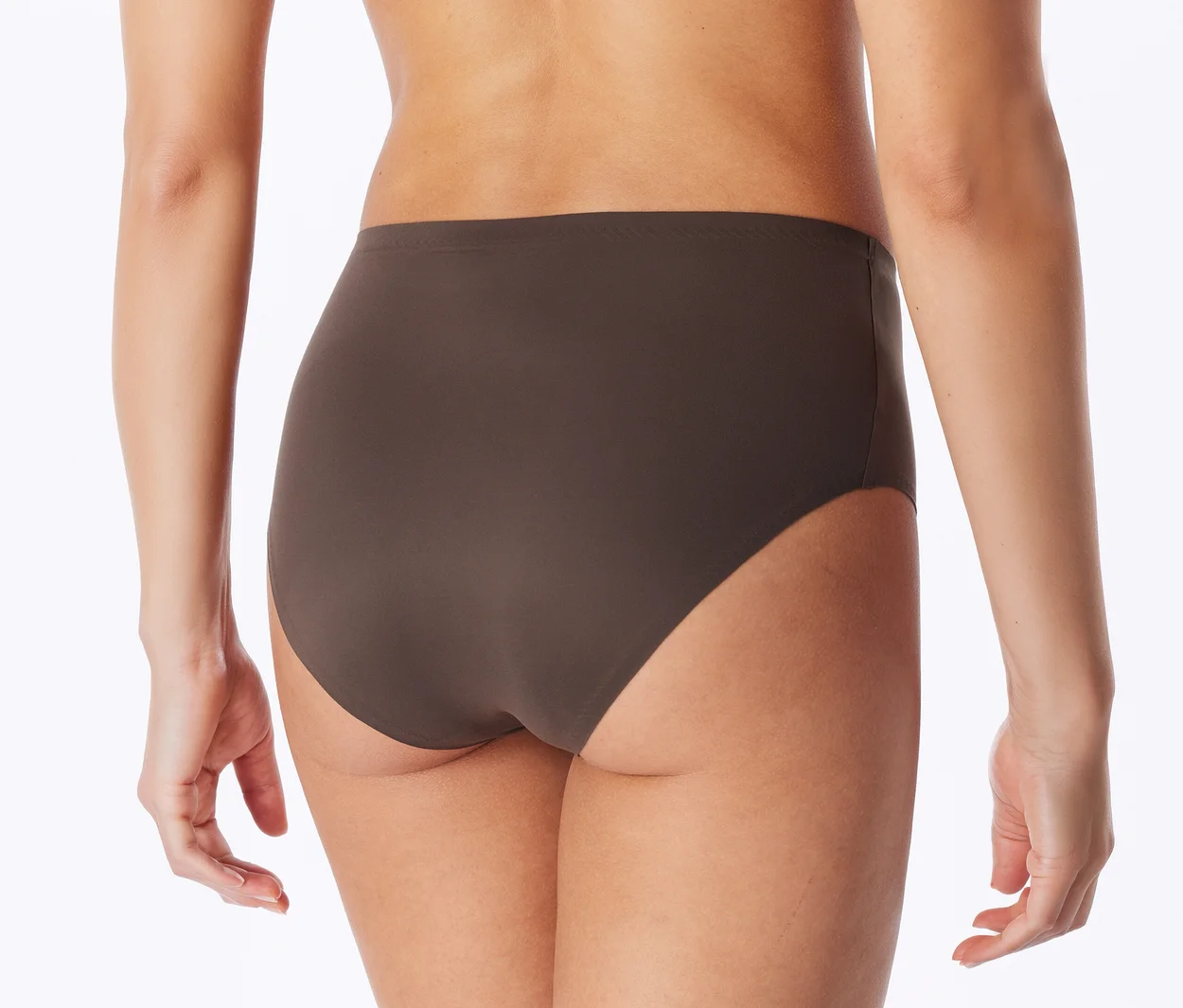 Vue de dos d'une personne portant une culotte taille haute marron foncé sur fond blanc.