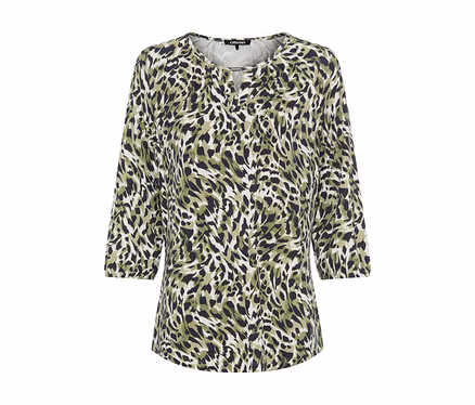 Blouse à imprimé animalier vert olive, noir et blanc, avec manches trois-quarts et encolure ronde froncée avec découpe en V.