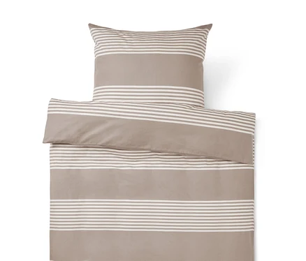 Parure de lit rayée beige et blanche, composée d'une taie d'oreiller et d'une housse de couette pliée.