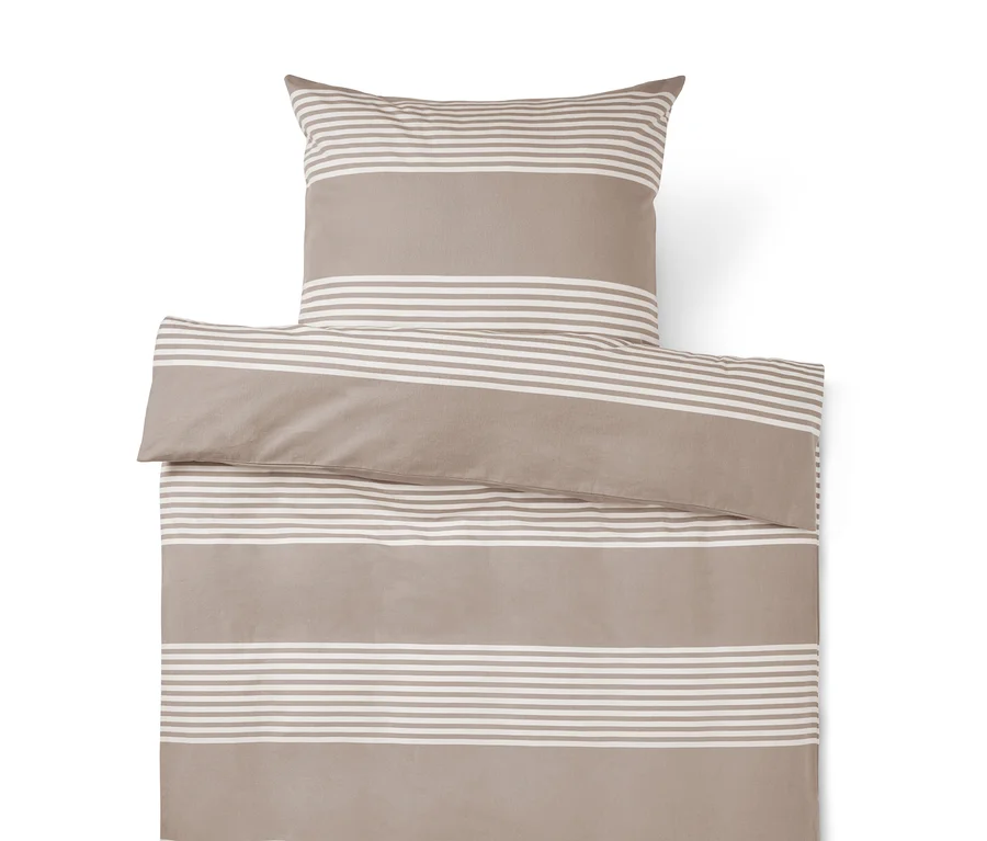 Parure de lit rayée beige et blanche, composée d'une taie d'oreiller et d'une housse de couette pliée.