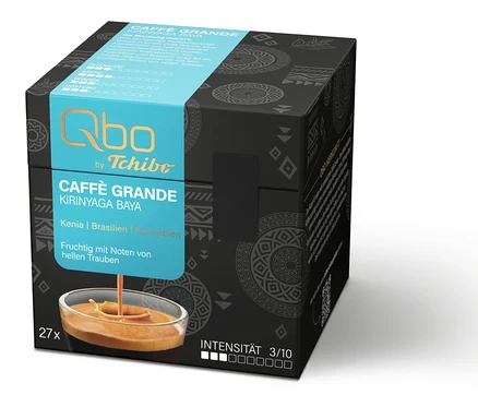 Boîte noire de capsules de café Qbo by Tchibo Caffè Grande Kirinyaga Baya avec une étiquette bleue, 27 capsules, intensité 3/10. Montre du café dans une tasse.