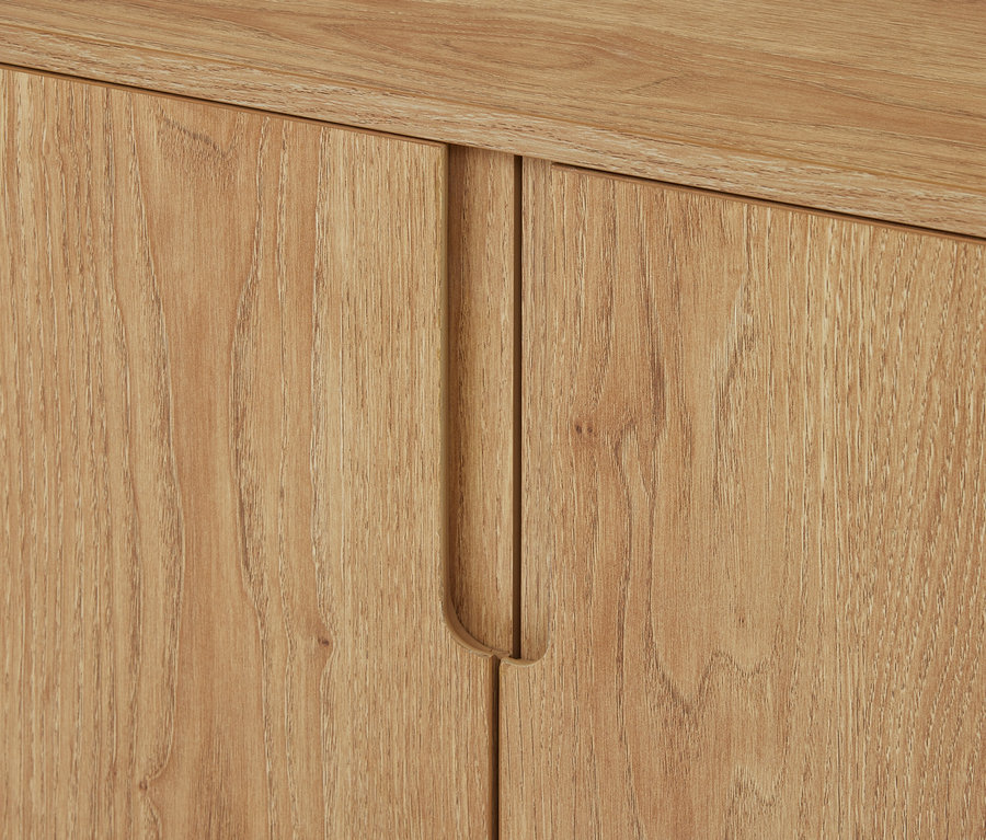 Portes de placard en bois clair avec poignée encastrée et grain de bois visible.