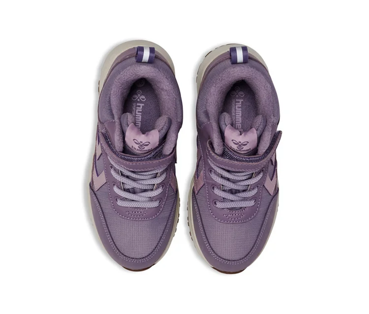Paire de baskets hummel® « Root Tex Jr » violettes, avec lacets et semelles blancs, vue de dessus.