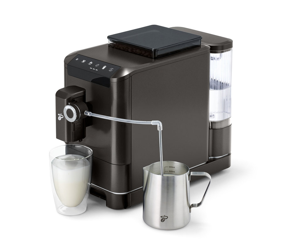 Machine à café « Esperto 2 Milk » Granite Black versant du lait dans un verre.