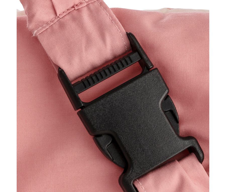Gros plan d'une boucle en plastique noire sur une sangle en tissu rose.