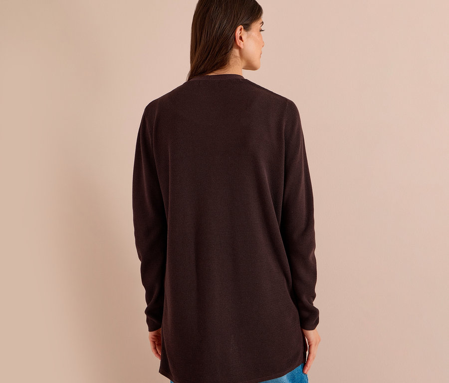 Femme de dos, portant un cardigan CECIL marron foncé à manches longues.