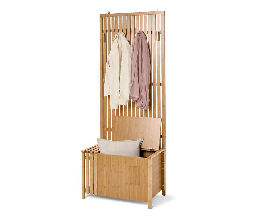 Porte-manteau en bambou avec coffre ouvert, coussin, veste et écharpe.