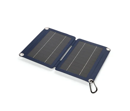 Panneau solaire bleu ouvert avec mousqueton posé sur un fond blanc.