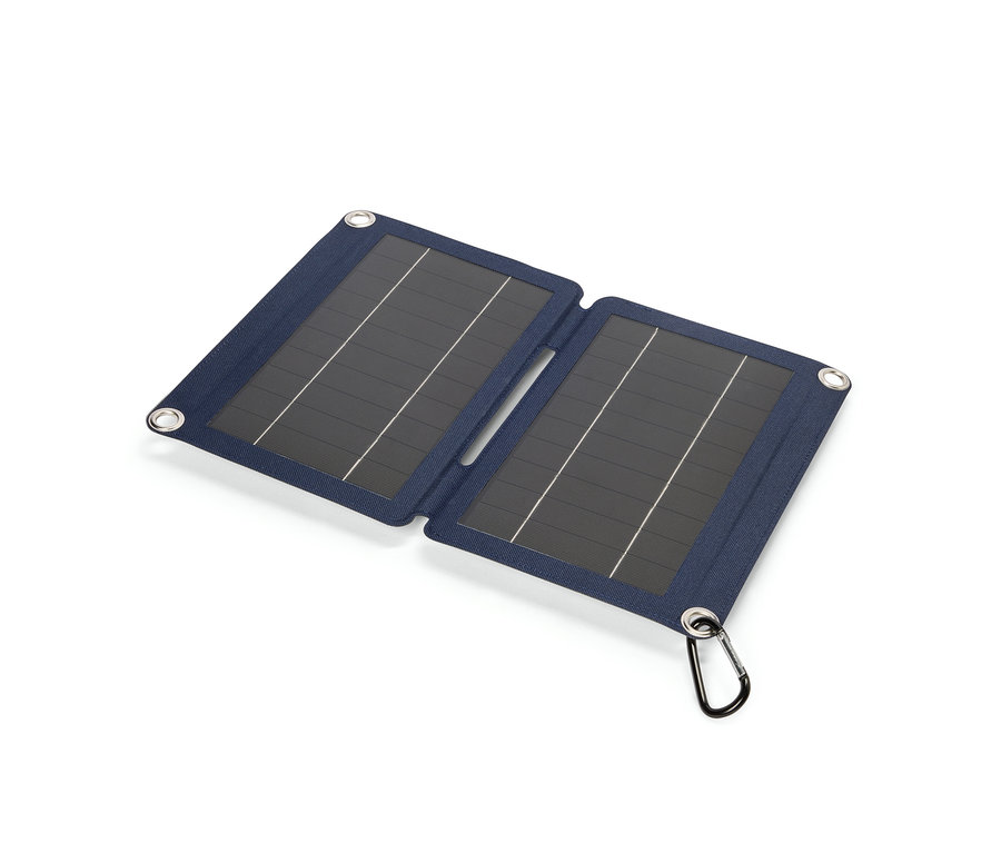 Panneau solaire bleu ouvert avec mousqueton posé sur un fond blanc.